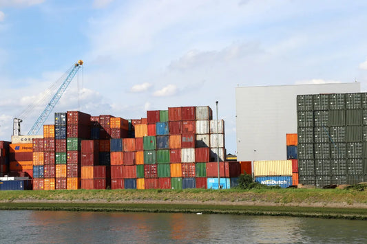 Port européen avec des conteneurs maritimes empilés — Eurocontex