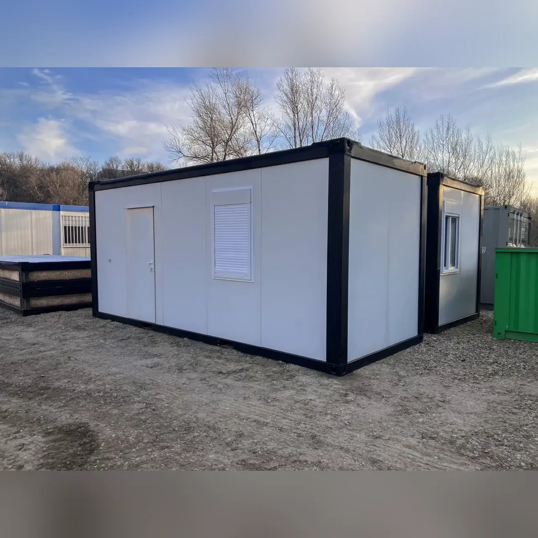 Bungalow bureau modulaire Eurocontex – vue extérieure 3/4 avec porte et fenêtre à volets